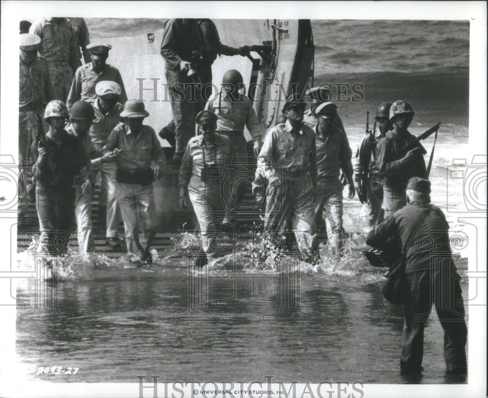 1977 Press Photo Gregory Peck Actor MacArthur - Historic Images