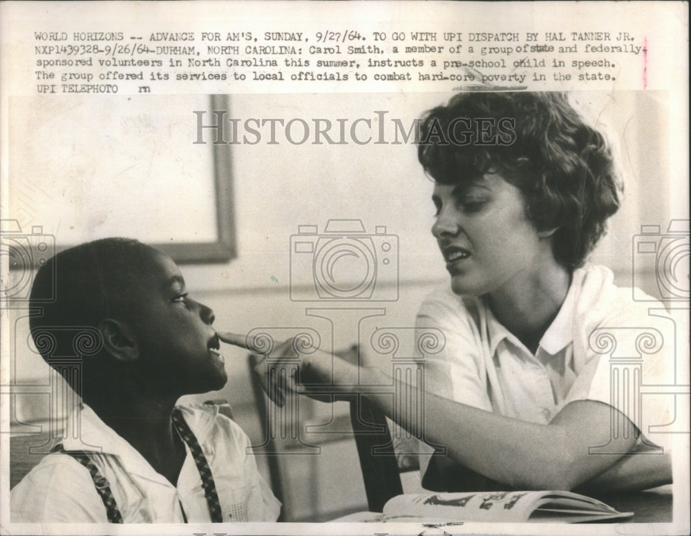 1964 Press Photo Volunteer Working With Child On Speech - Historic Images