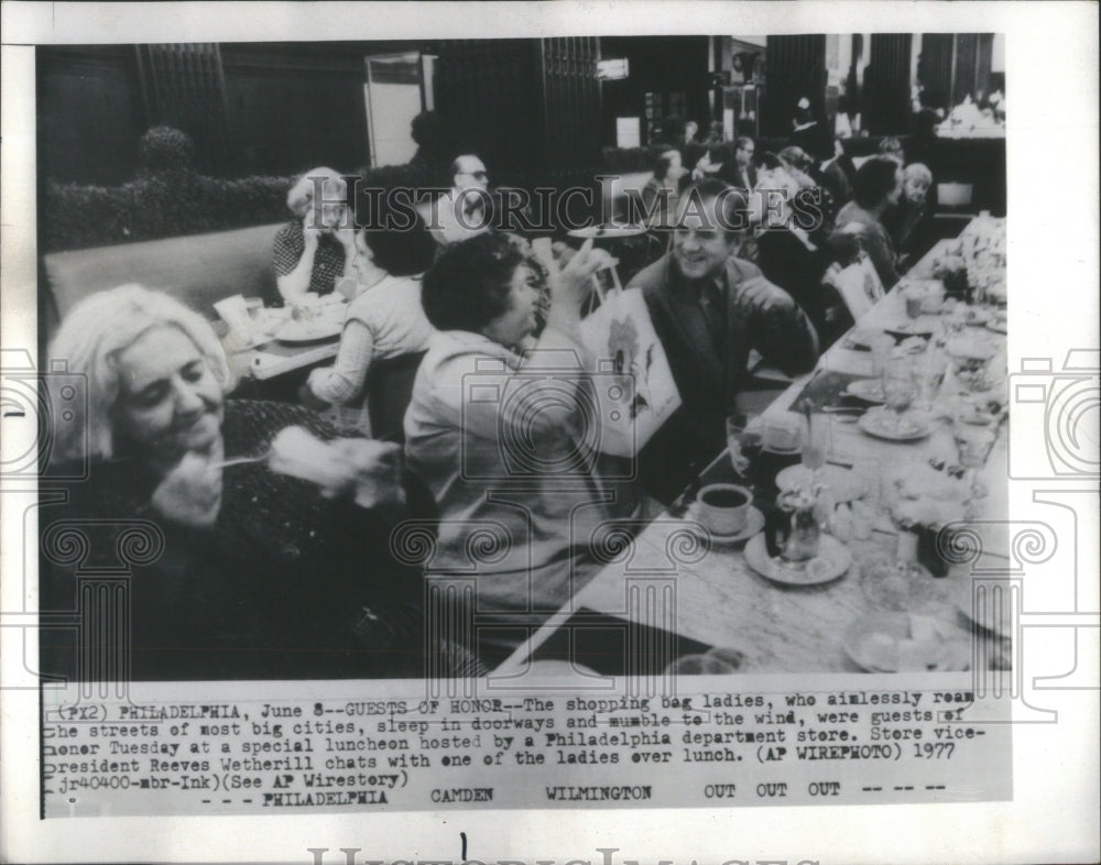 1977 Press Photo Shopping Bag Ladies Philadelphia Store - RRU64813 - Historic Images