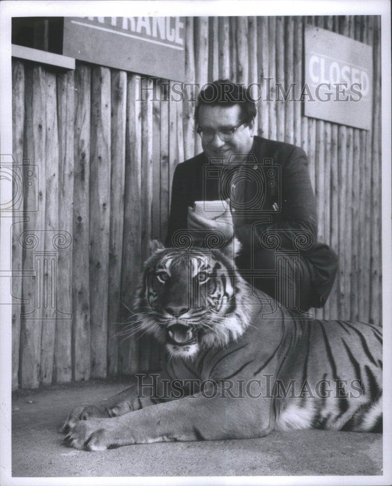 1970, Newswriter James Kerwin with Tiger - RRU65033 - Historic Images