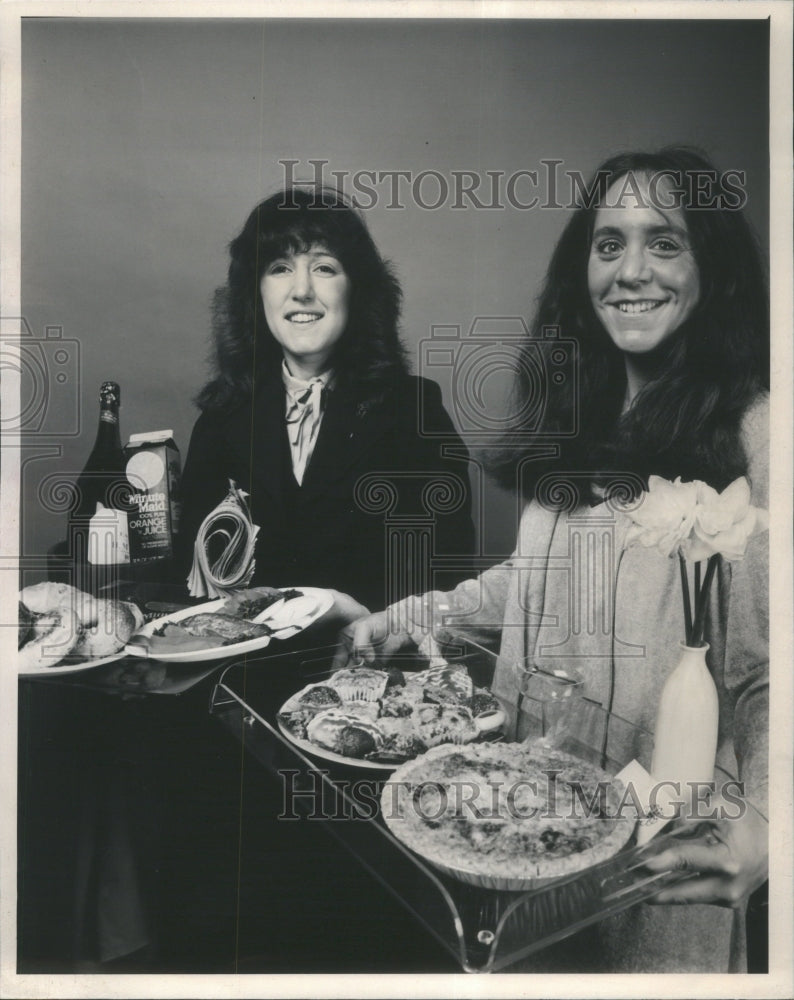 1981, Pam Gilbert Robin Kingsley Breakfast - RRU65453 - Historic Images