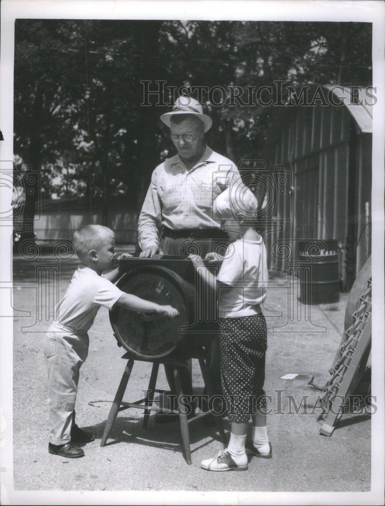 1963 Press Photo Stuart Nelson Cranks Butter Churn - Historic Images