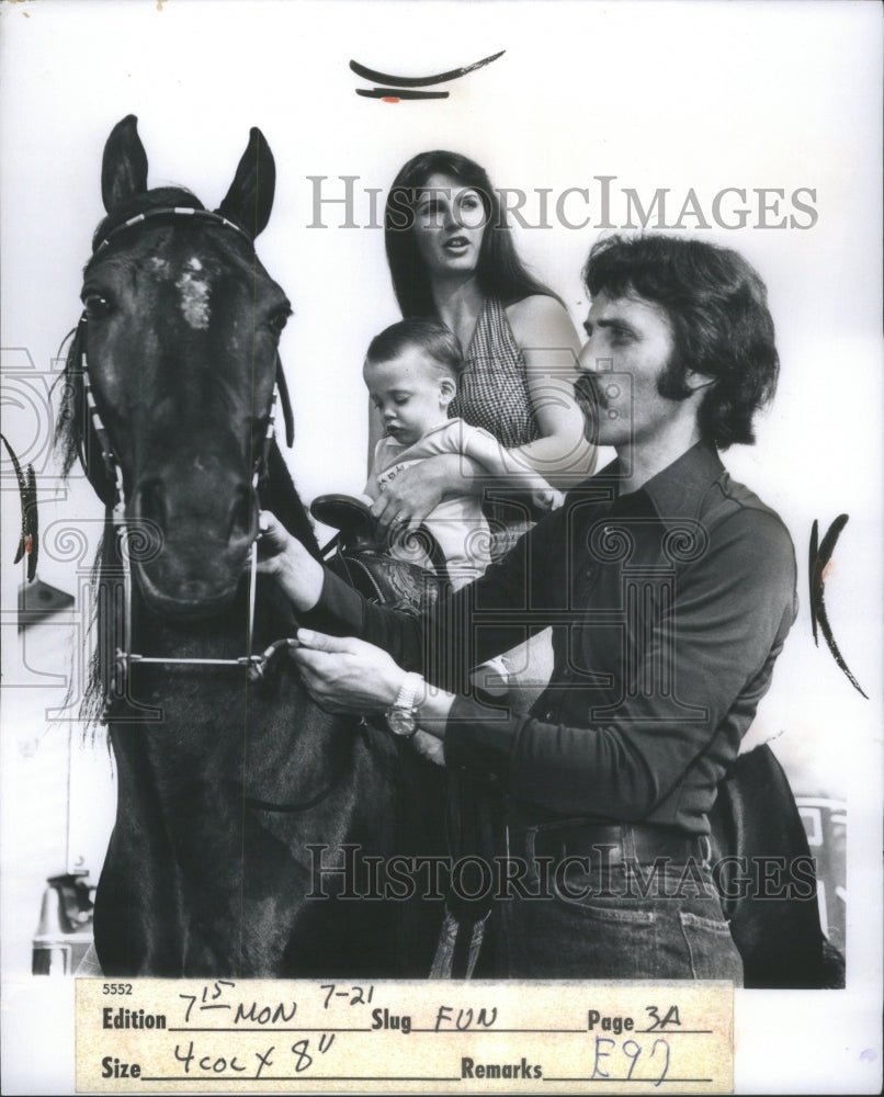 1975 Press Photo Family Riding a Horse - Historic Images