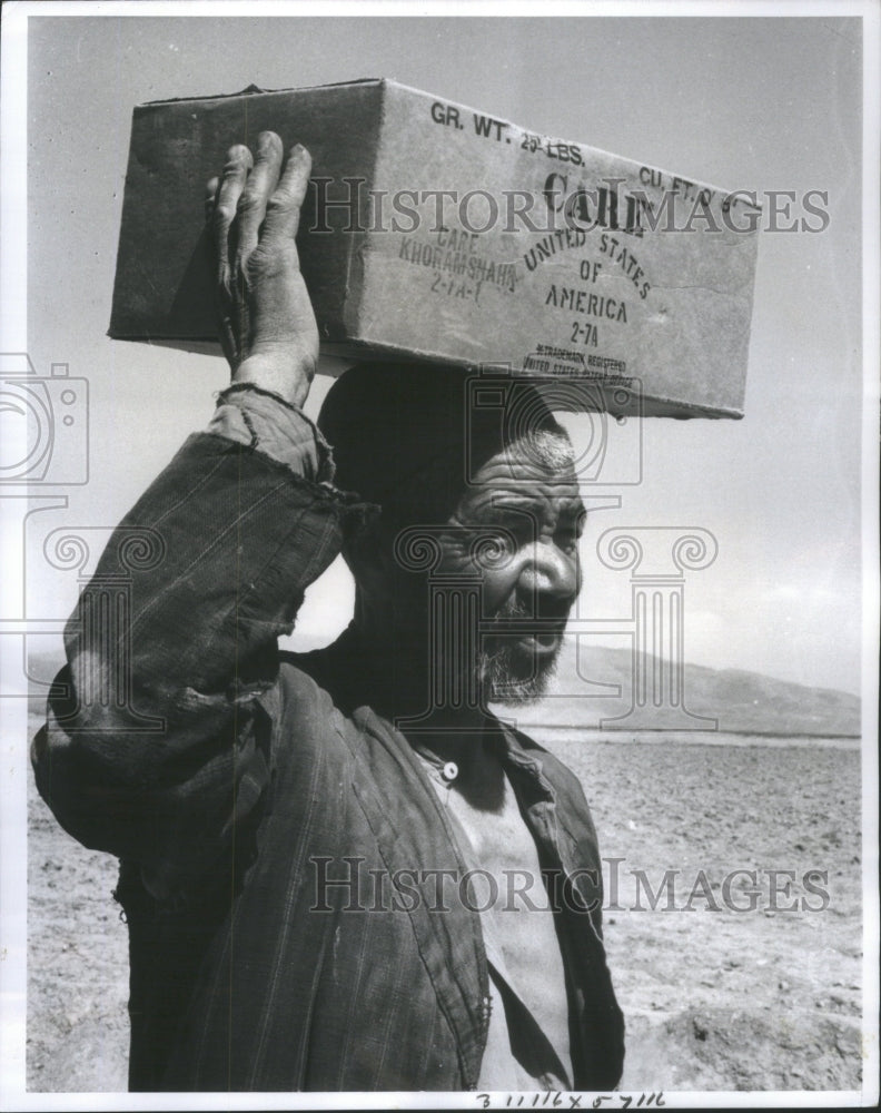 1963 Iranian laborer work for food packages - Historic Images