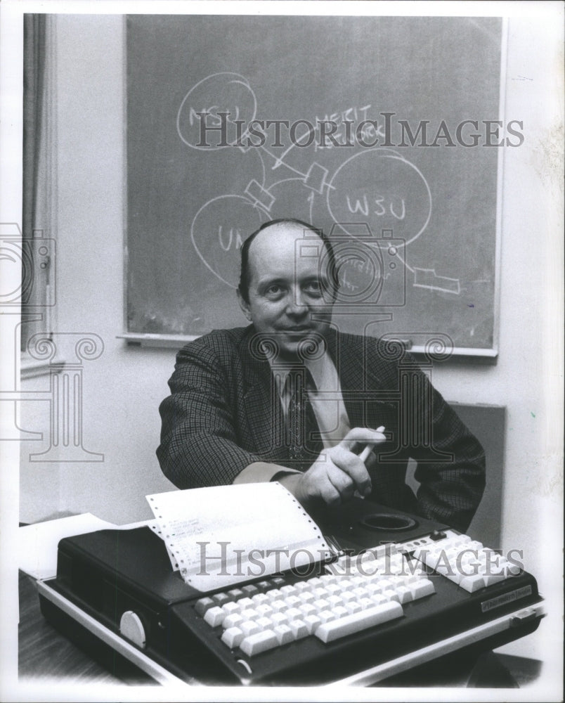 1971 Press Photo Frank Westerveldt, Computer Center - Historic Images