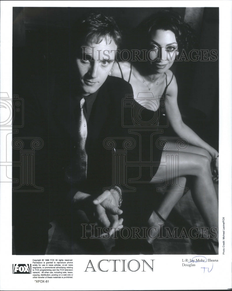 2001 Press Photo Jay Mohr Douglas Illeana Action - RRU67815 - Historic Images