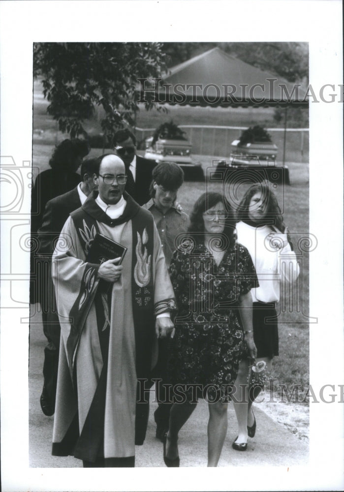 1992 Press Photo Michelle &amp; Melissa Urbin Funeral - Historic Images