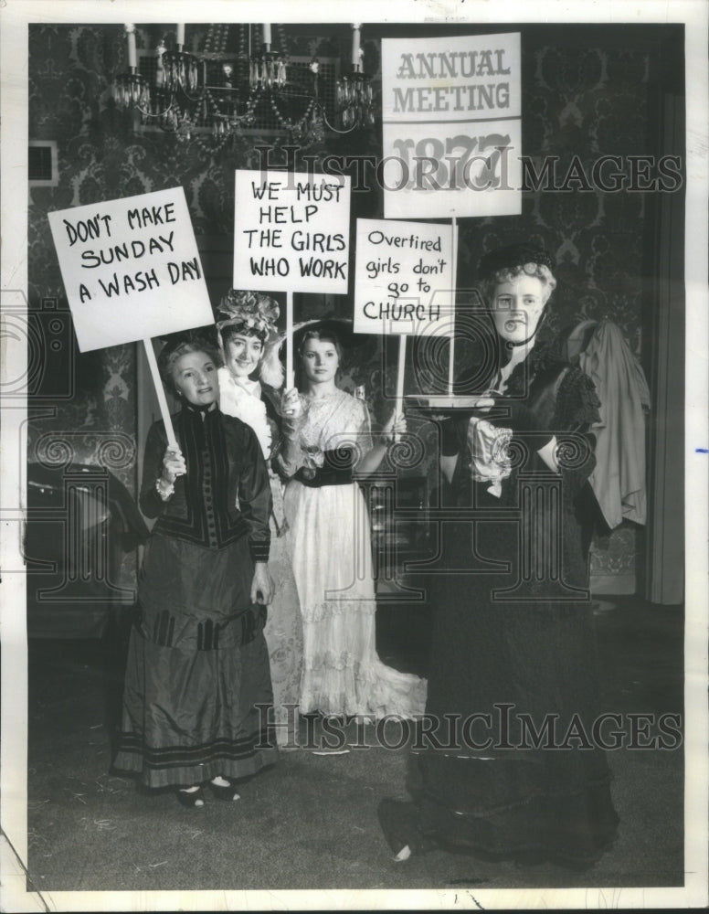 1961 Chicago Sun Times Women in Protest - RRU68109 - Historic Images