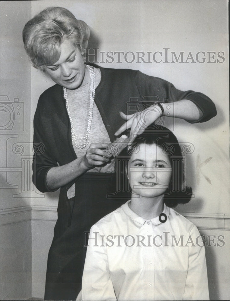 1964 Press Photo Lessons in Hair Care - RRU68165 - Historic Images