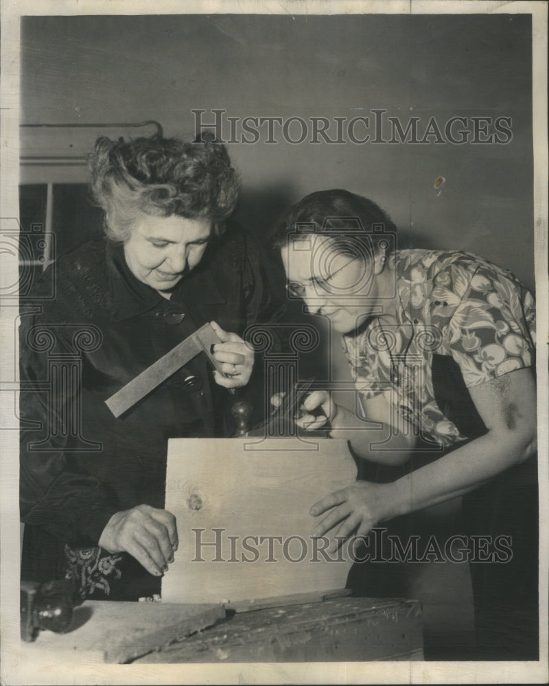 1947 Press Photo YWCA Women Place Frieds Hayes Square - Historic Images