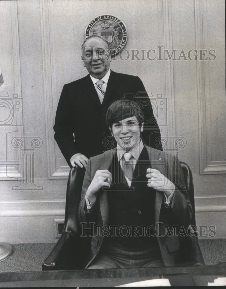 1970 Press Photo Kenneth Blumenthal Helm Mayor Youth - RRU68205 - Historic Images