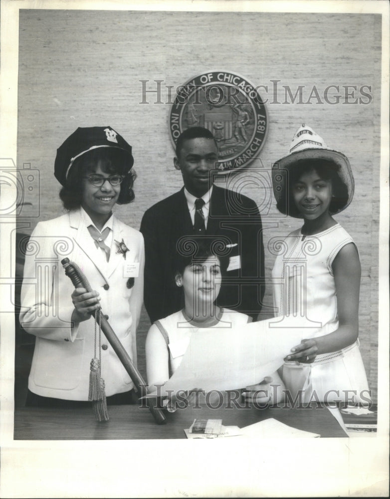 1964 Press Photo CHICAGO YOUTH WEEK CHILD HOLDERS - RRU68293 - Historic Images