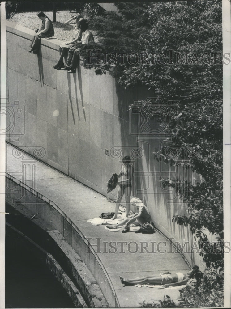 1977 Press Photo Equitable Building Hot Weather Chicago - Historic Images