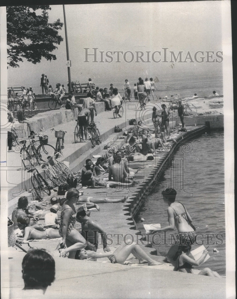 1971 Press Photo sunbathing  at Fullerton beach - Historic Images