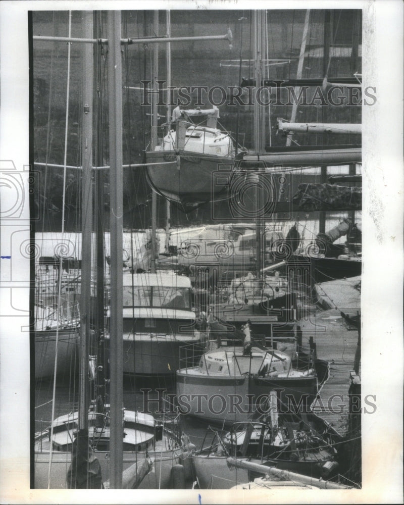 1976 Press Photo Chicago Harbor Boat Hauled Marina - Historic Images