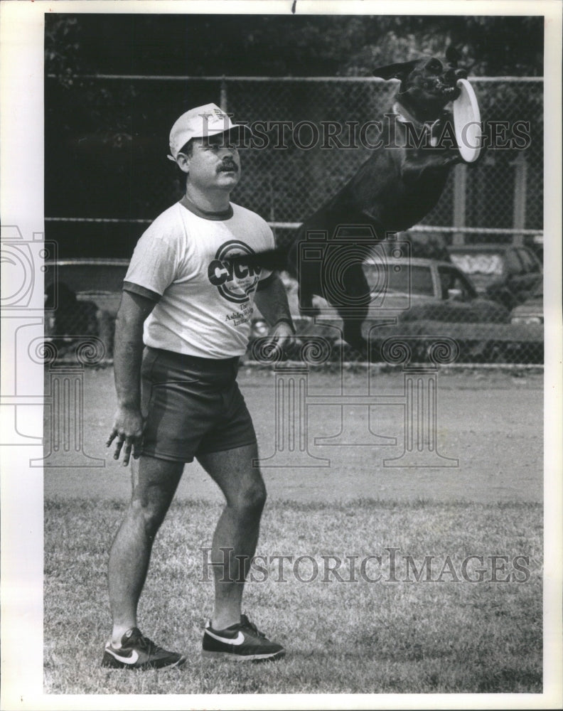 1988 Press Photo Bill Camp &amp; Dog Whitney Play Frisbee - RRU69369-Historic Images