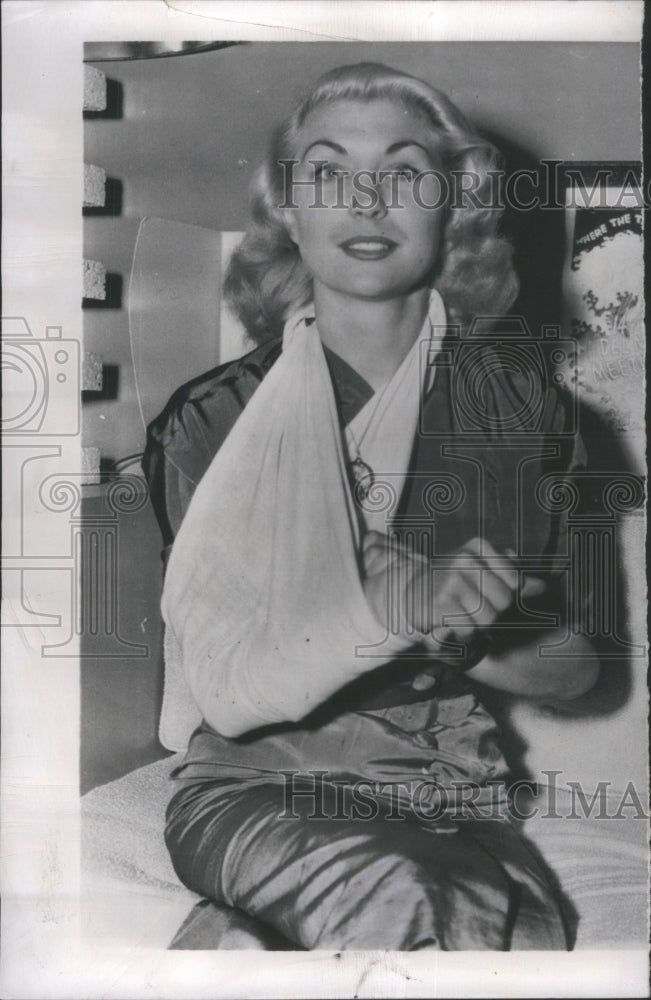 1945 Press Photo Woman Broken Arm Cast - RRU69821 - Historic Images