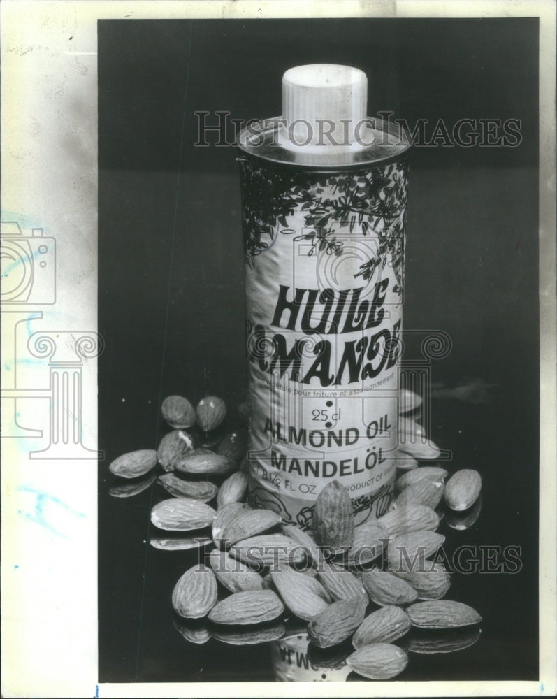 1984 Press Photo Chicago Baker Almond Oil Williams Cake - RRU70063 - Historic Images