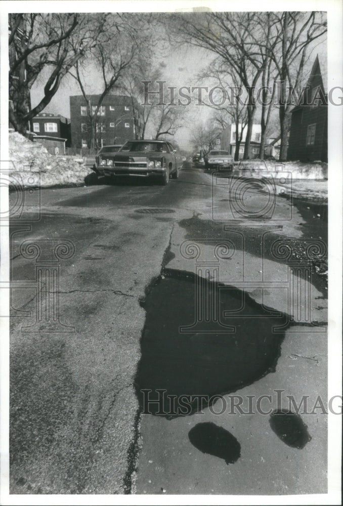 1979 Masquerading Dickens motorist hole - Historic Images