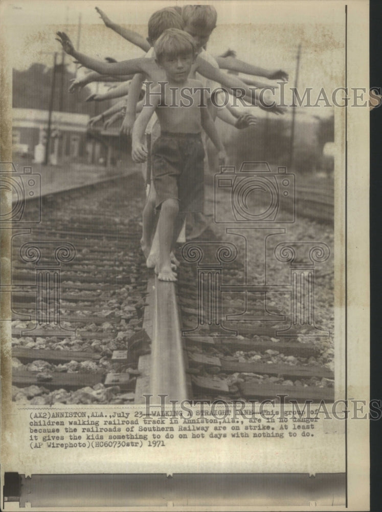 1971 Press Photo Children Rails Southern Railway Strike - RRU70183 - Historic Images