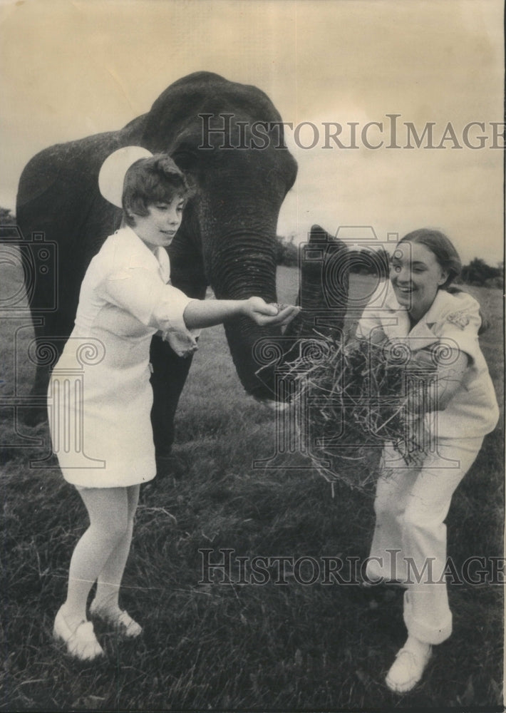 1974 Press Photo Debbie Kolk Sandra Mlelehen Hospital - RRU70253 - Historic Images