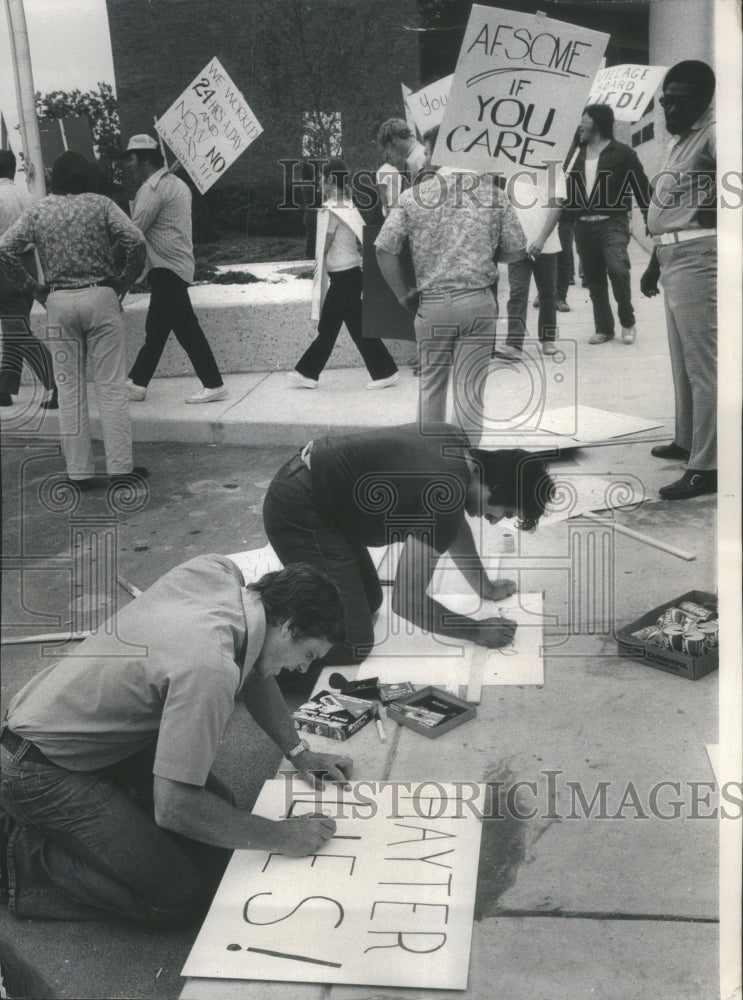 1973 Fired Employes Pickets Hoffman Sign - Historic Images