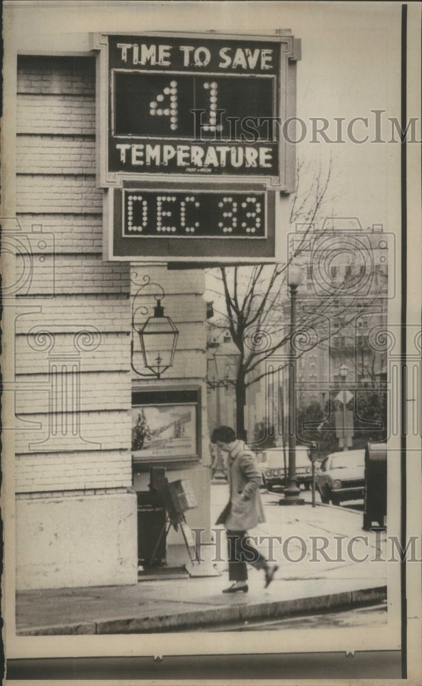 1972 Press Photo Washington Bank Sign December 33 - Historic Images