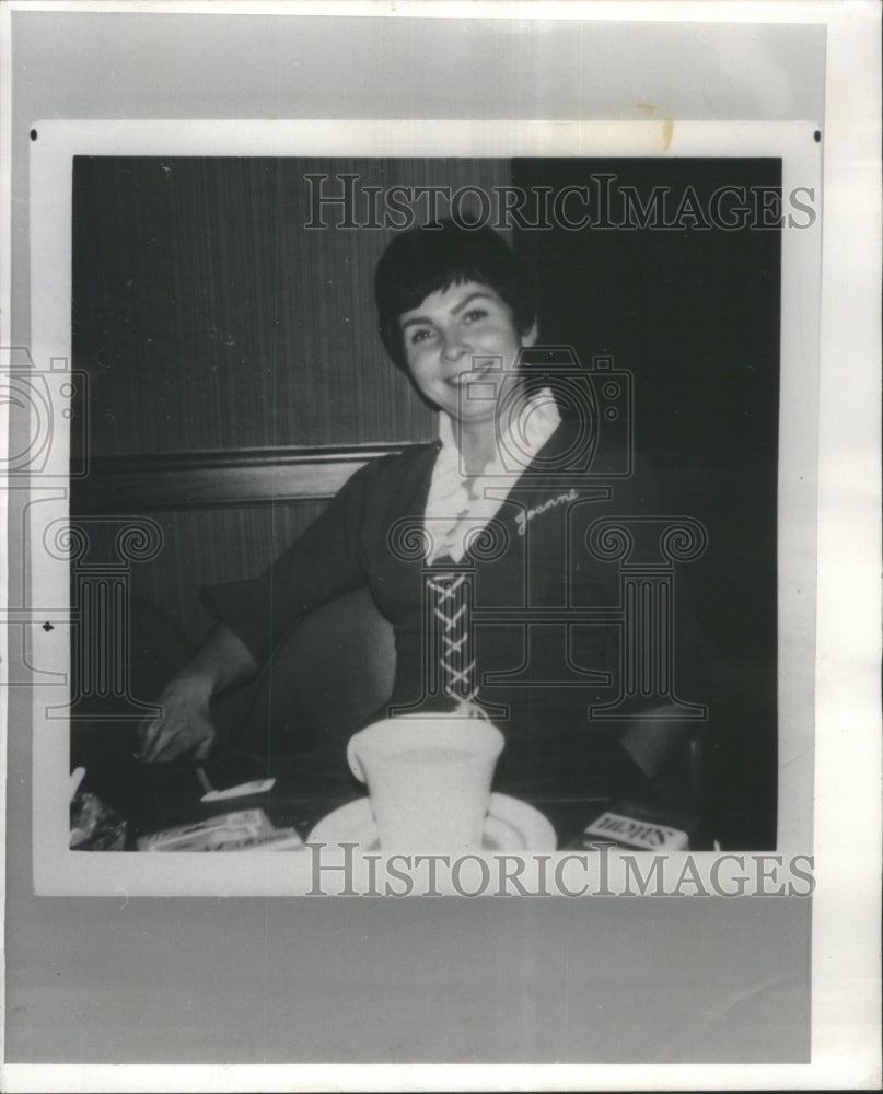 1975 Joanne Stohr Grassfields Waitress - Historic Images