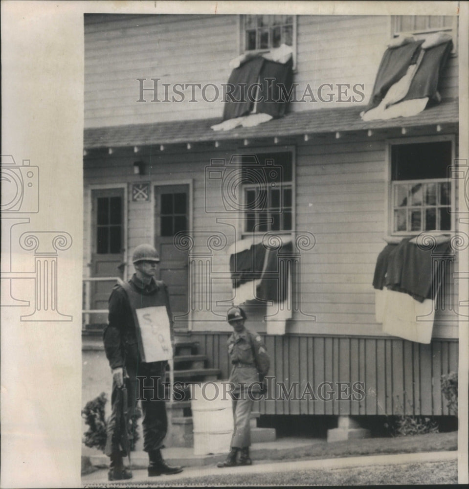 1964 Press Photo Fight Disease barracks window fight - RRU70601 - Historic Images