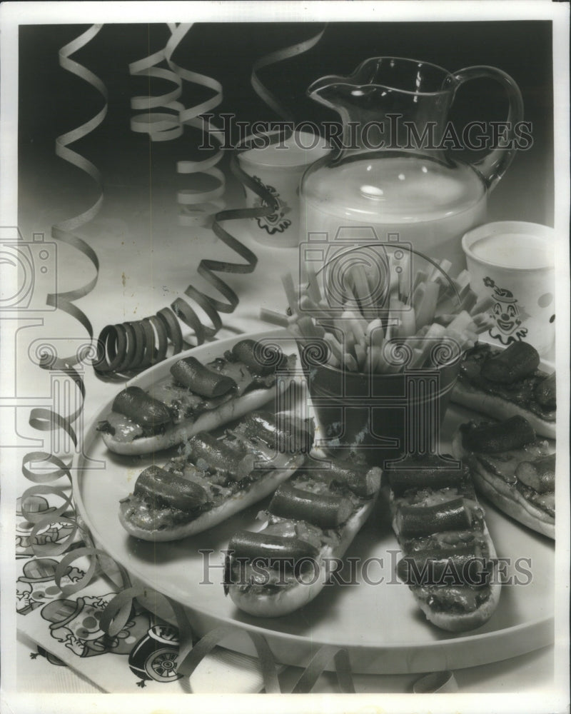 Press Photo Frankfurters Arranged Bread Hot Dogs - RRU70631 - Historic Images