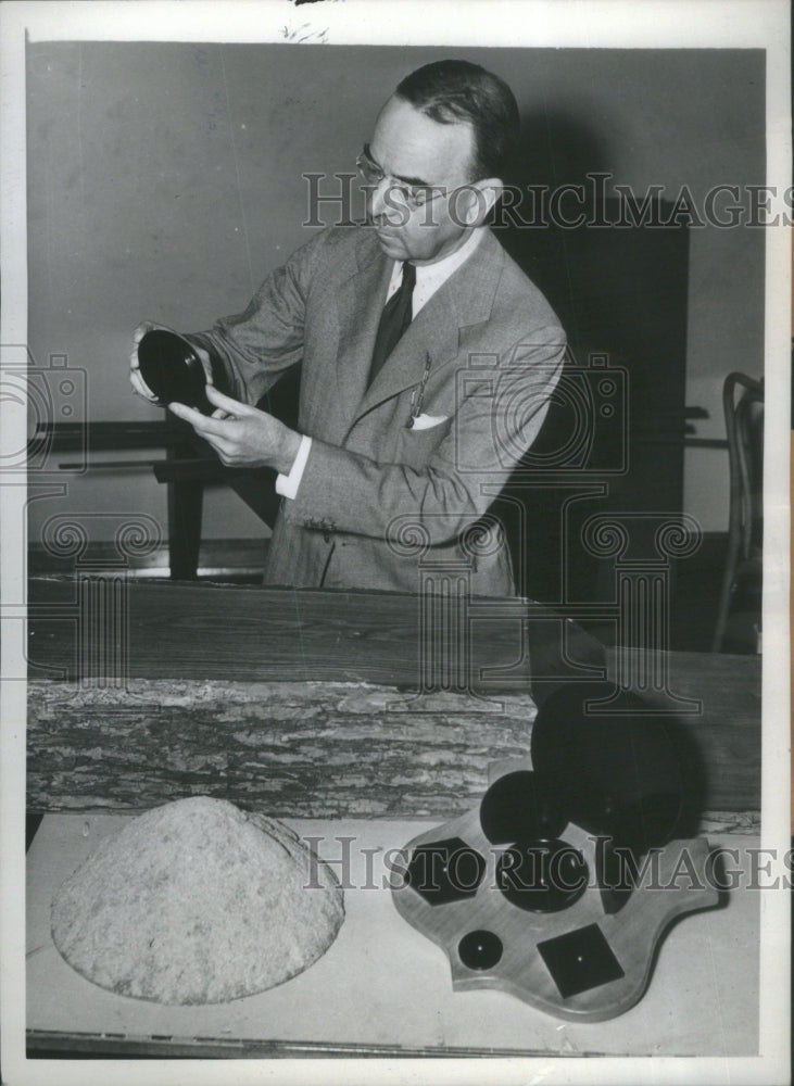 Press Photo Picture Show Man Mechine Room Observing - Historic Images