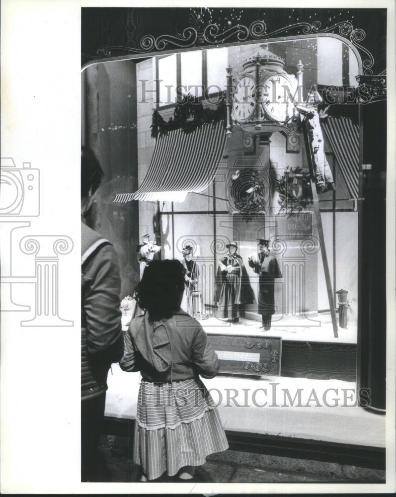 1982 Press Photo Shopper Watch Caroler Window Marshall - RRU70751 - Historic Images