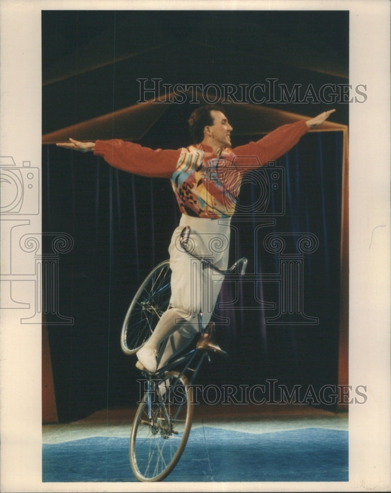 Press Poto Cirquedu Soleil Man exhibits cycling stadium - RRU70863 - Historic Images