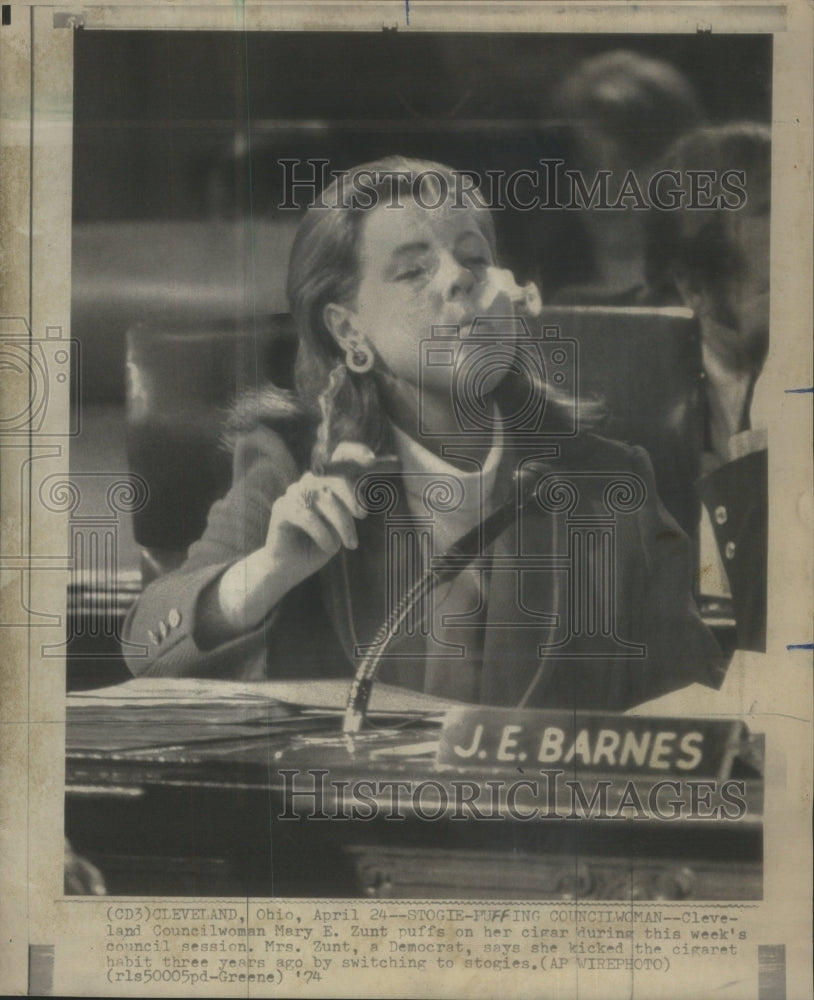 1974 Press Photo Stogi-Puffing Councilwoman - Historic Images