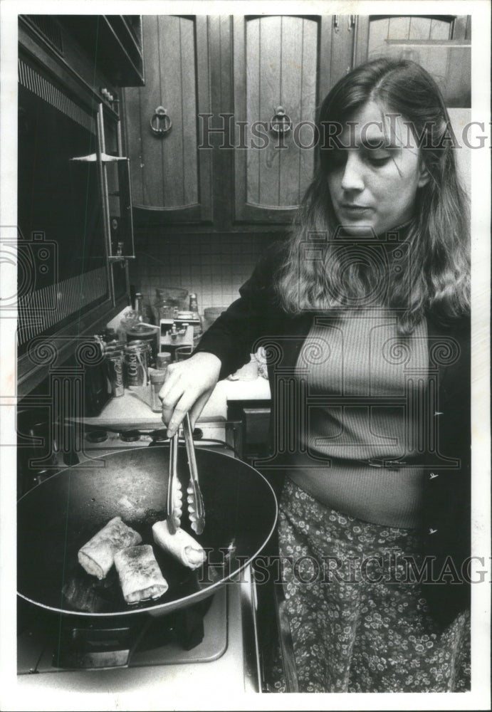 1980 Drucilla Coates prepares egg rolls - Historic Images