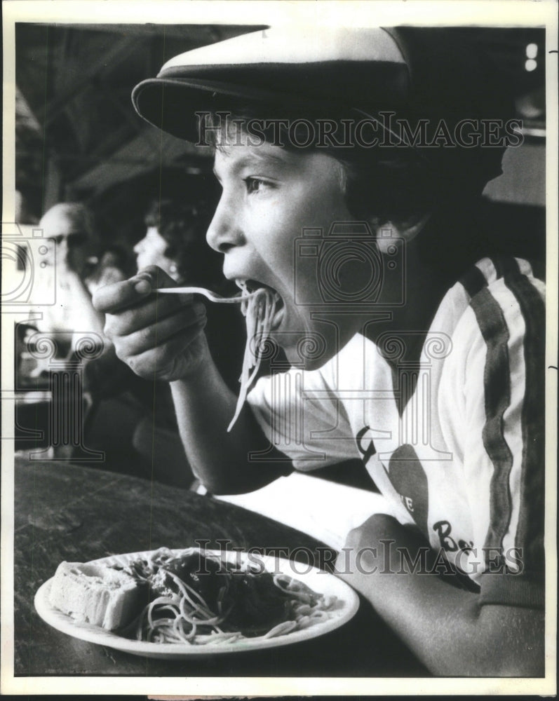 1981, Nick Pinto spaghetti Navy Pier Feast - RRU71349 - Historic Images