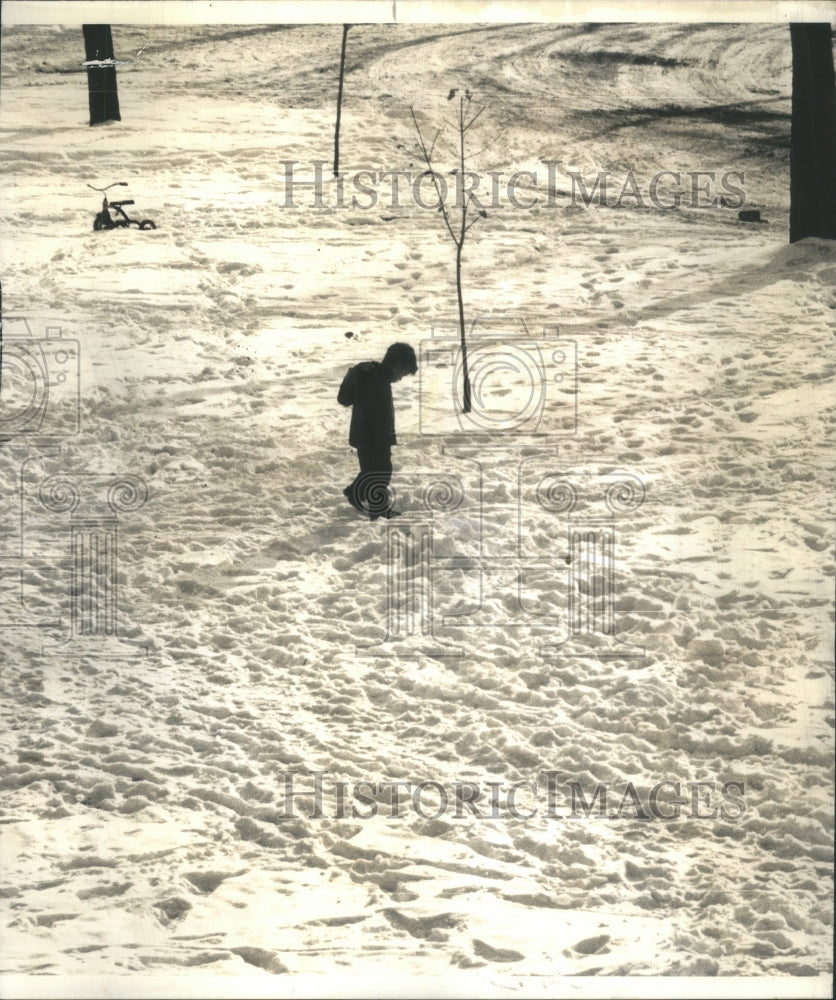 1963 Press Photo Young man walks pattern Christmas - RRU71451 - Historic Images