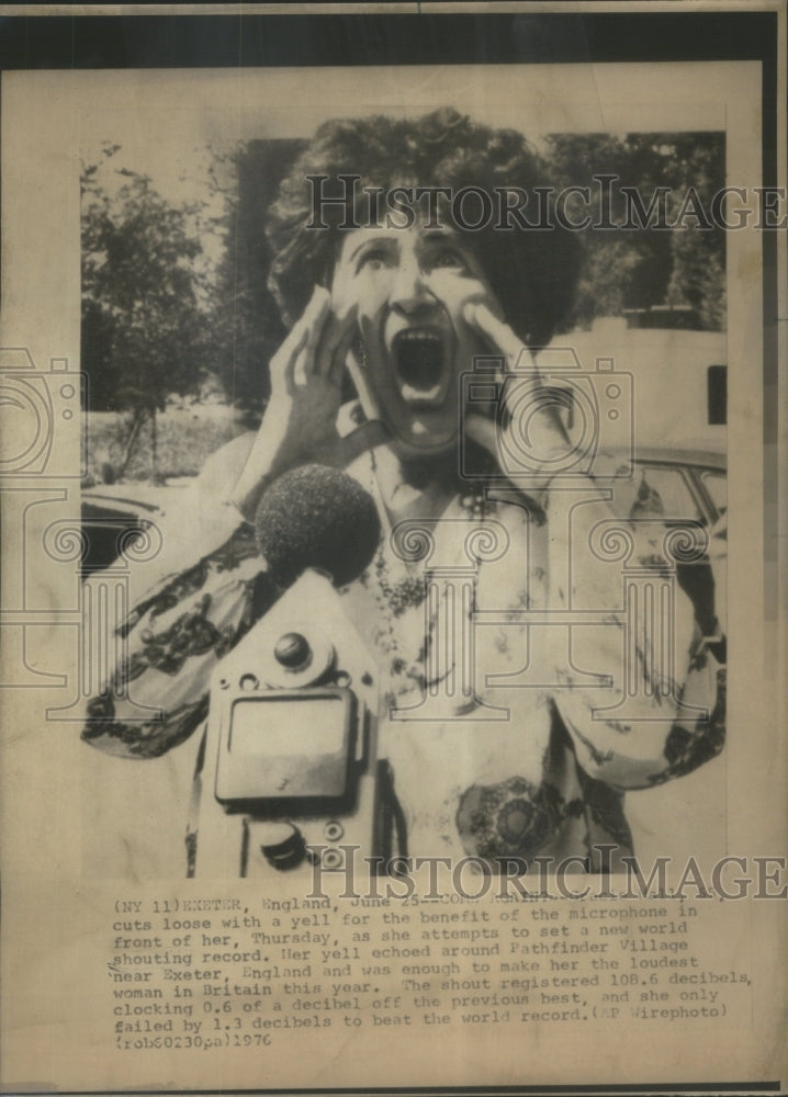 1976 Press Photo microphone New World Shouting Record - Historic Images