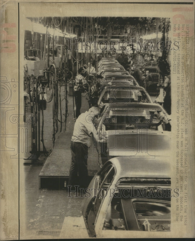 1975 Press Photo Ford Motor Production Schedule Plant - RRU71607 - Historic Images