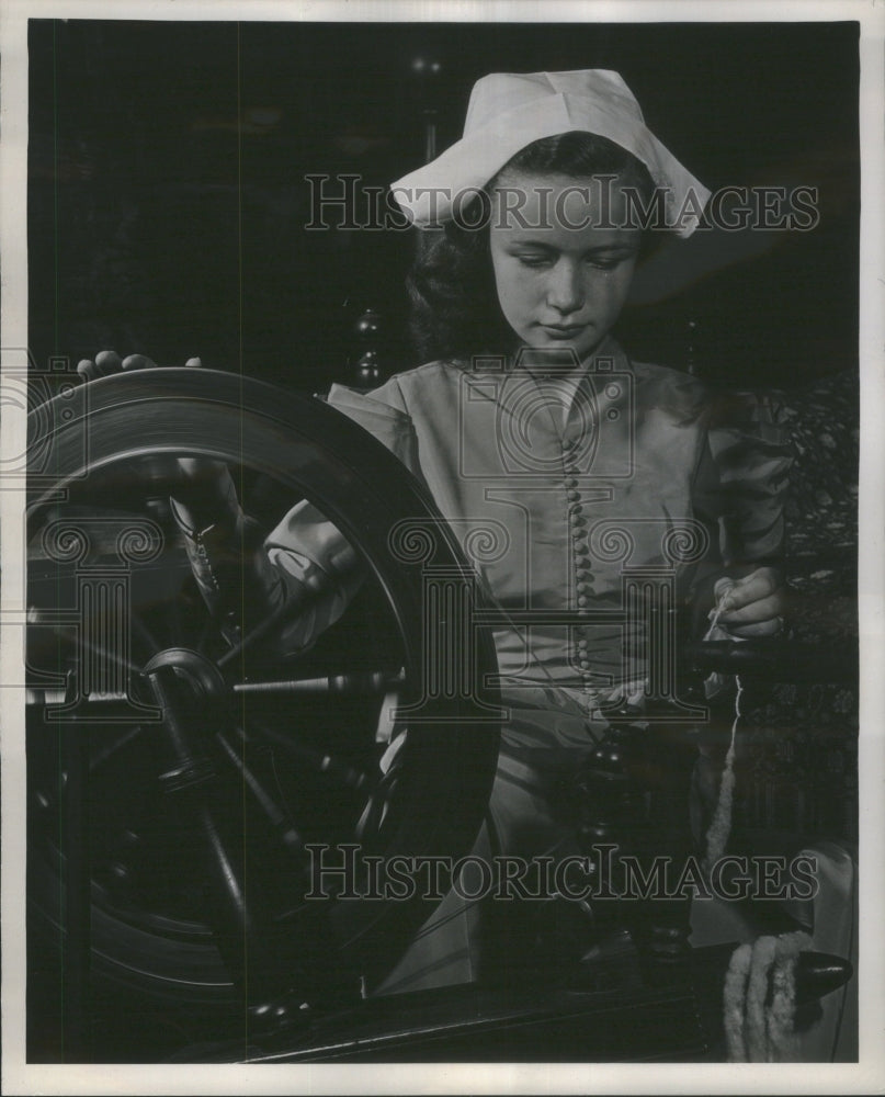 Press Photo early America home spinning wheel yarn - RRU71763 - Historic Images