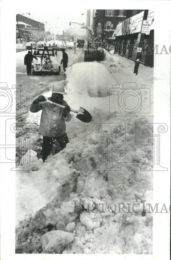 1979 Press Photo Auto Snow Towed Cover Workers Dig Pile - RRU71777 - Historic Images