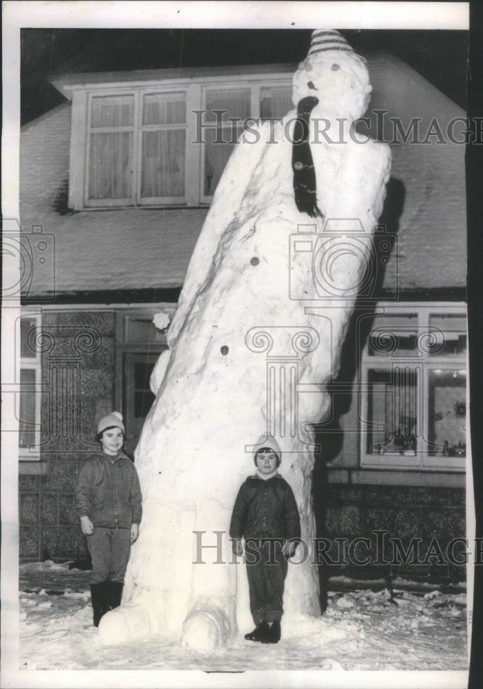 1963, Snowman Aberdeen Scotland Giant Lassi - RRU71861 - Historic Images