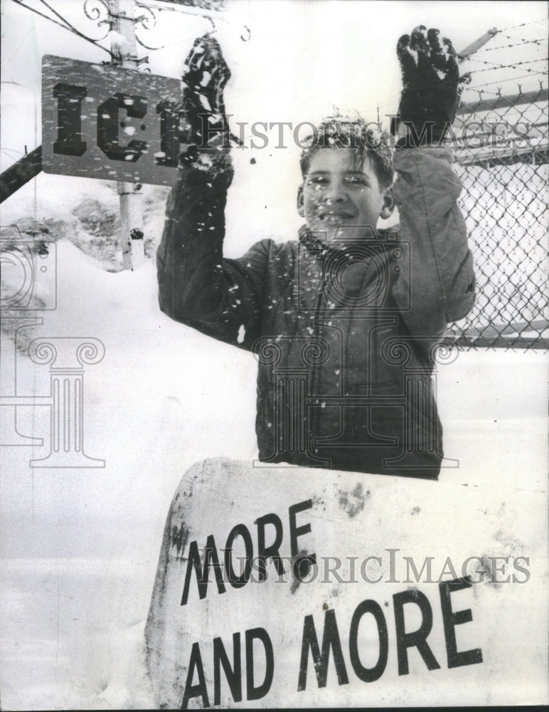 1967 Press Photo Bus Bench Sign Snow Story Eddie Munse - Historic Images