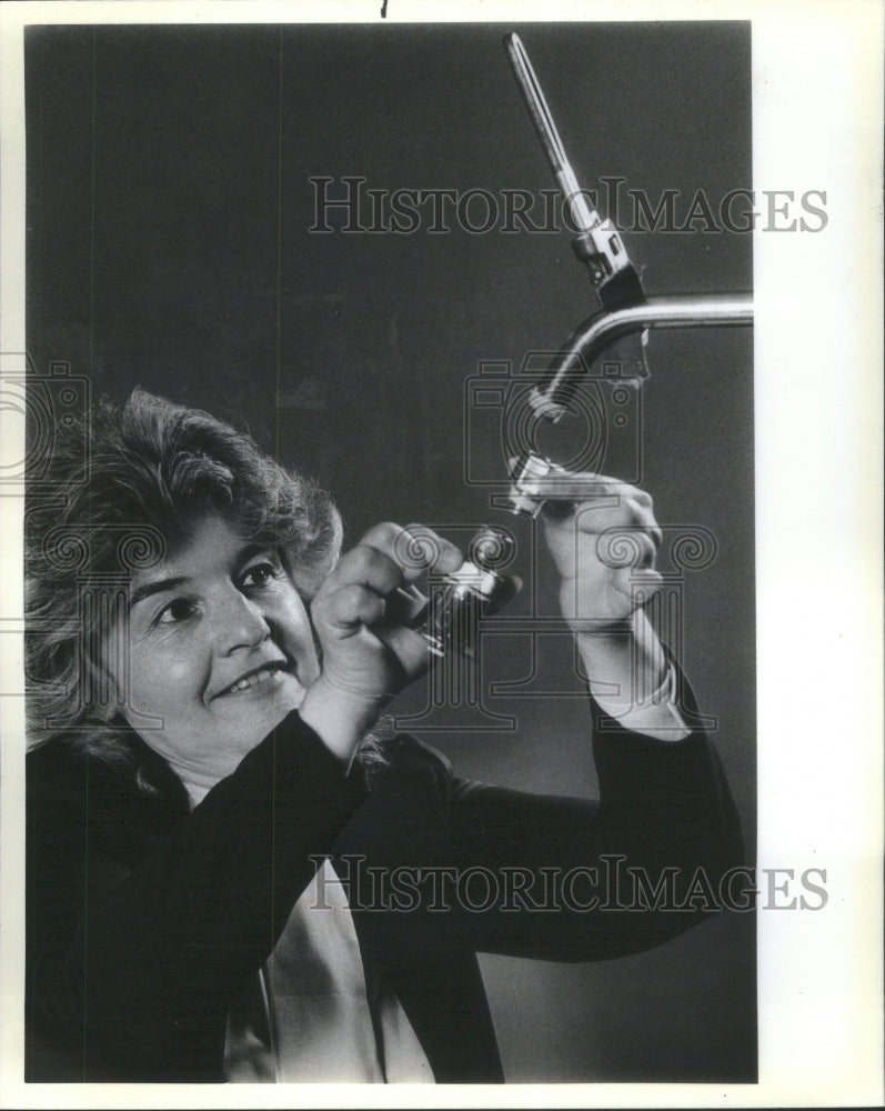 1983 Press Photo Dorothy Carbo Flow Restricter Shower - RRU72023 - Historic Images