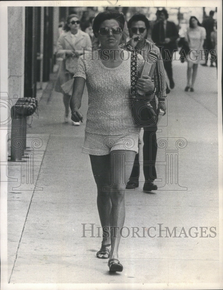 1971 Press Photo Women&#39;s shorts lady shorts going way - RRU72067 - Historic Images