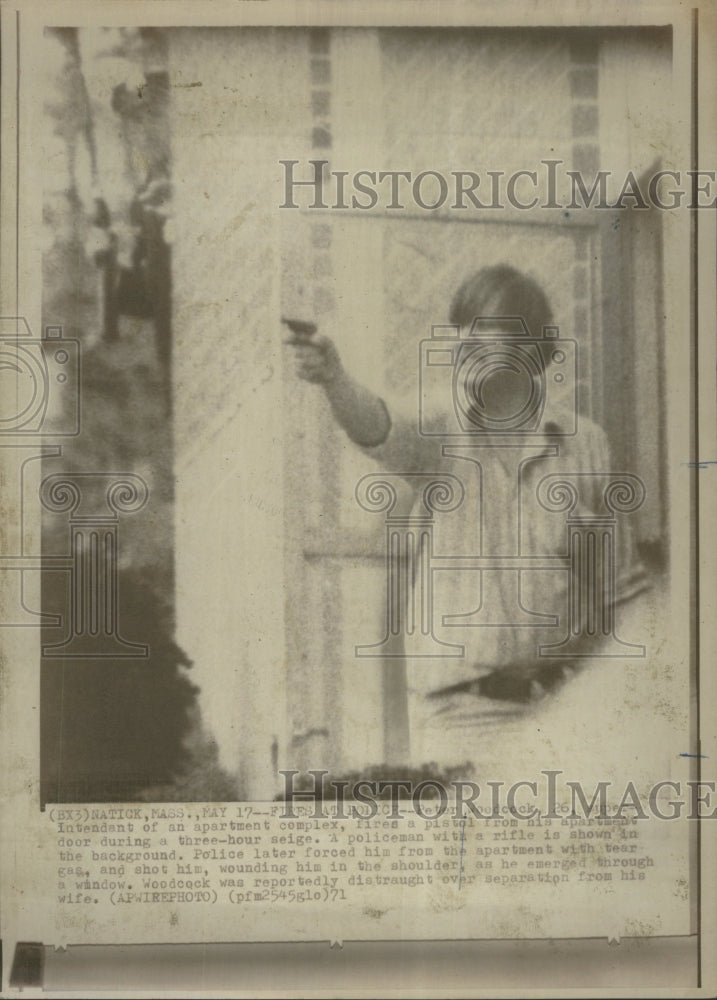 1971 Press Photo Apartment Pistol Fired Three Hour Door - RRU72107 - Historic Images