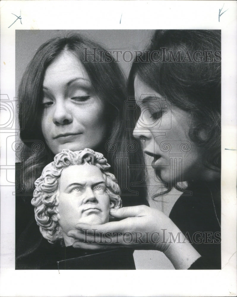 1970 Press Photo Judy Morgan Roberta Maguire Eye Gaze - RRU72299 - Historic Images