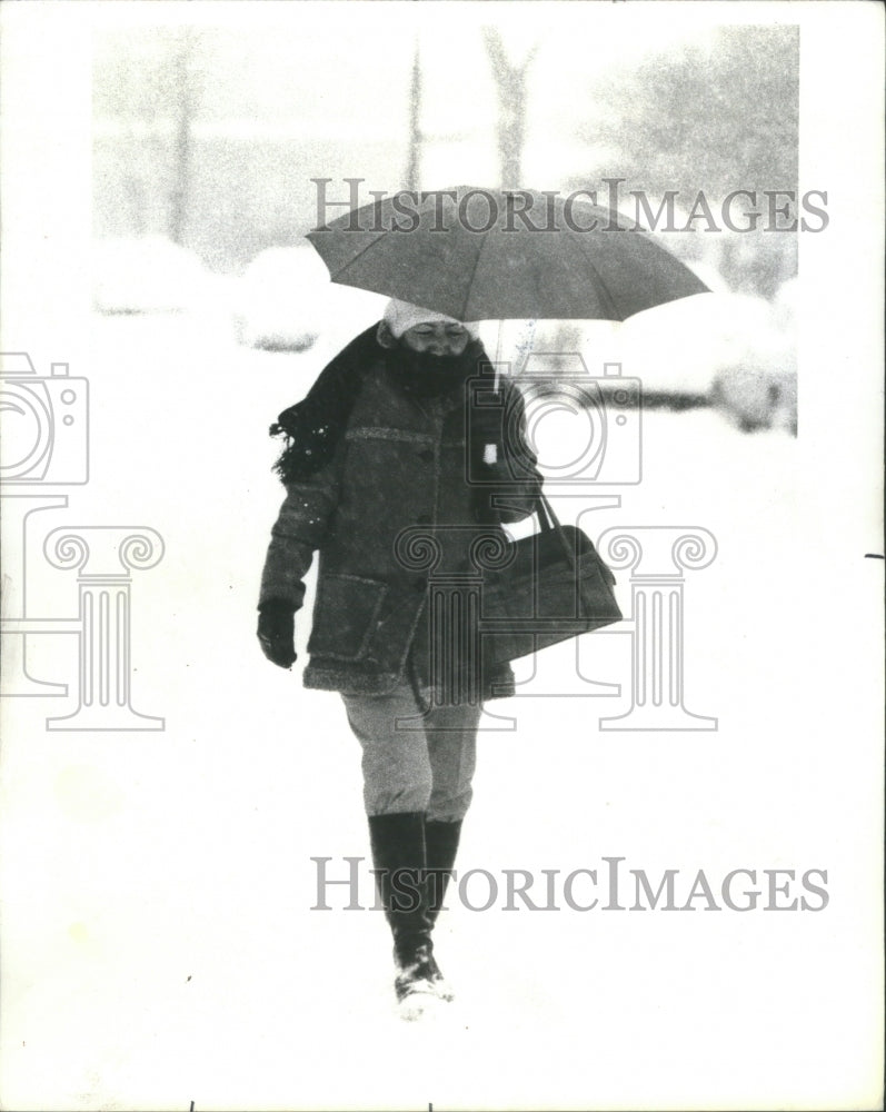 1979 Armitage umbrella protection women - Historic Images