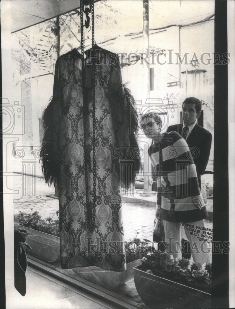 1970 Press Photo Silk Dress Display Window Botique - Historic Images