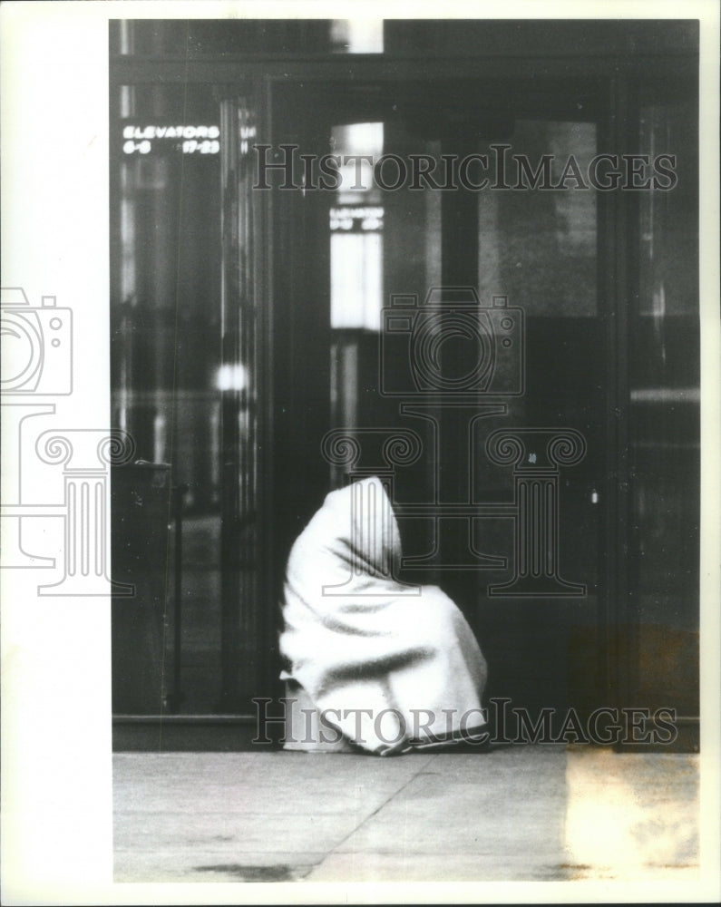 1983 Homeless Woman Doorway Daley Center - Historic Images